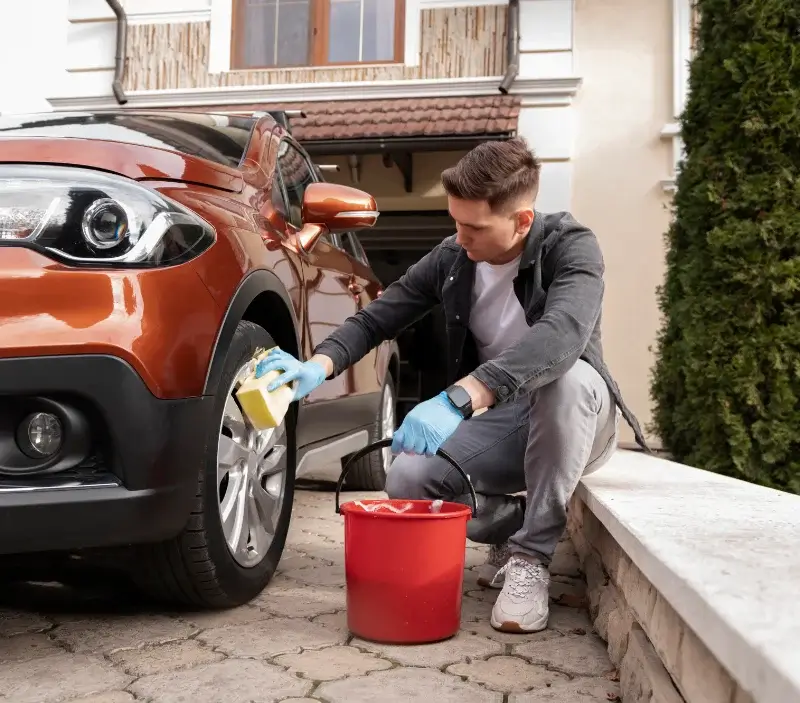 Lavage auto à domicile Andres : professionnel intervenant sur un véhicule